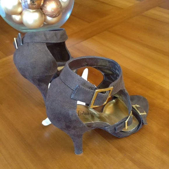 Suede heels. Only worn for 1 night. - Picture 4 of 5